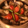 Hähnchenflügel im Tontopf