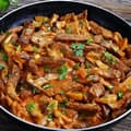 Gedünstetes Fleisch mit Pilzen
